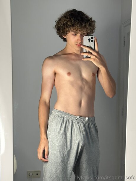 Itsgomesofc model art gallery