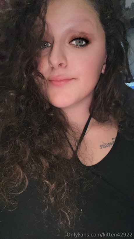 Kitten42922 pornstar picture