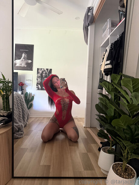 Taragracex nude actress pic