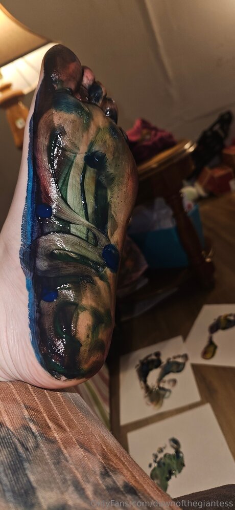 Dawnofthegiantess nudes model image