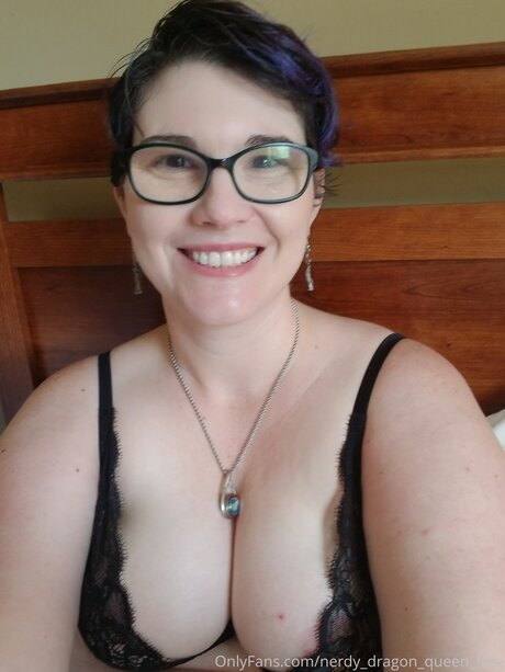 Nerdy Dragon Queen Free model nudes pic