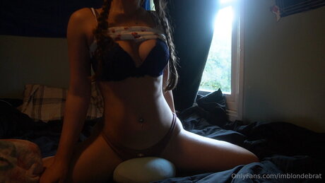 Imblondebrat star naked picture