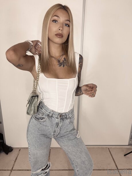 Isabellaa12 model top pic