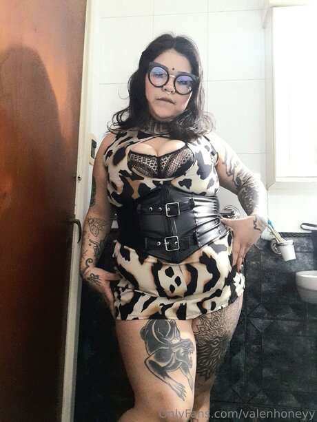 Valenhoneyy pretty pornstar pic