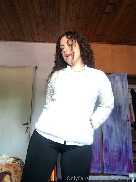 Mia Kiss You exclusive model pics