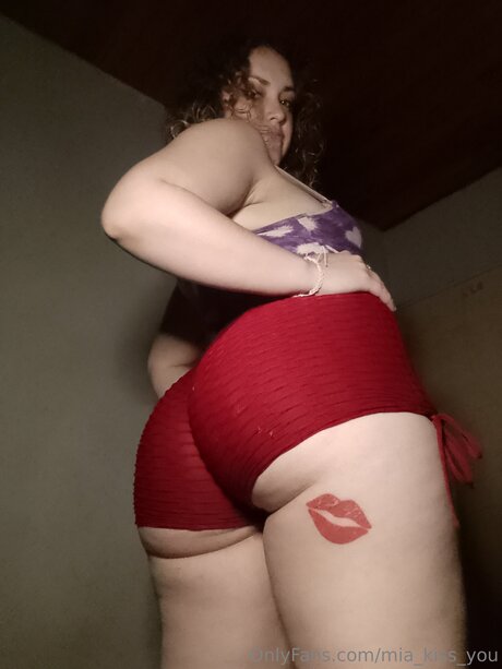 Mia Kiss You star pretty picture