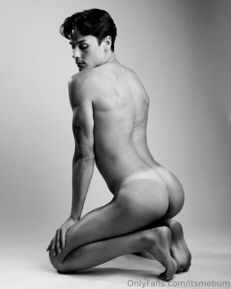 Itsmebum art model pic