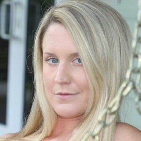 Lazy Gecko Sailing exclusive actress photo