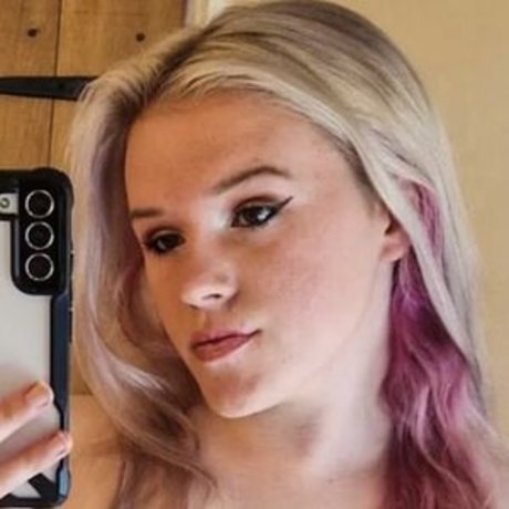 Thatlittleminigirl model naked photo