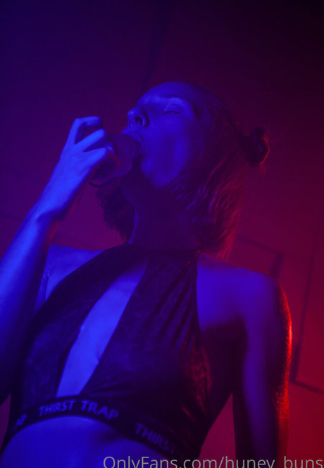 huney buns xxx model picture