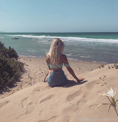 Maryhotxl erotic model pic