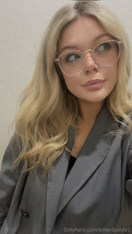 Goldensins model top pic