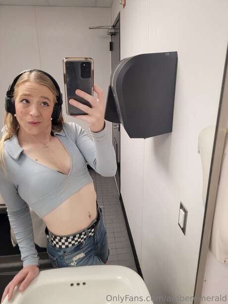 Amberemerald model naked pic