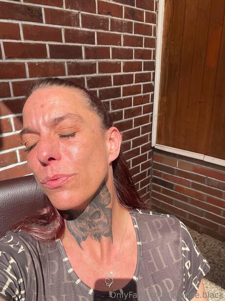 Yvonne Black pornstar erotic img