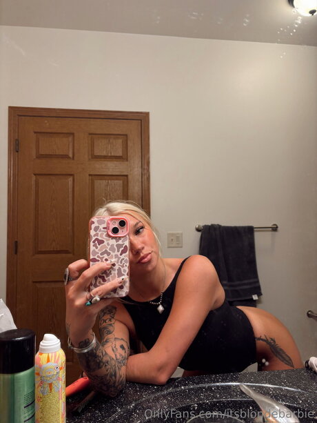 Itsblondebarbie model pic