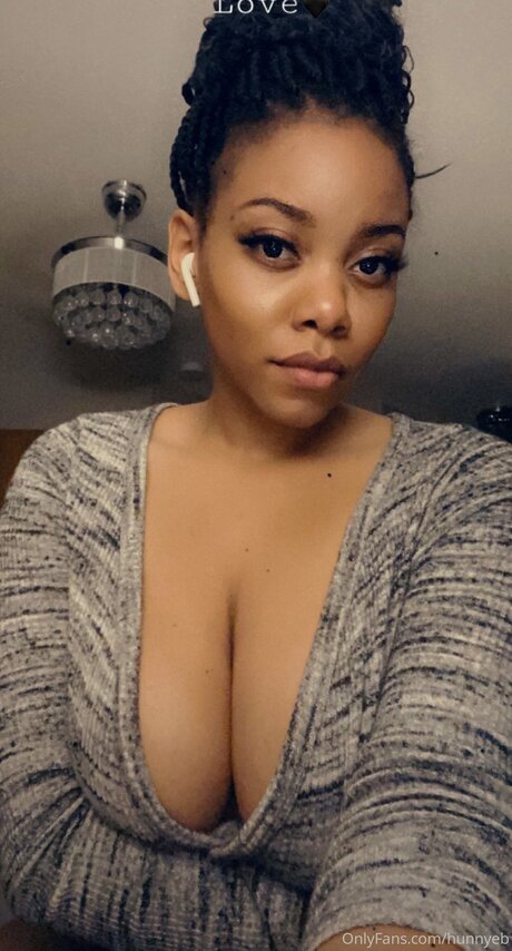 Hunnyeb naked model image