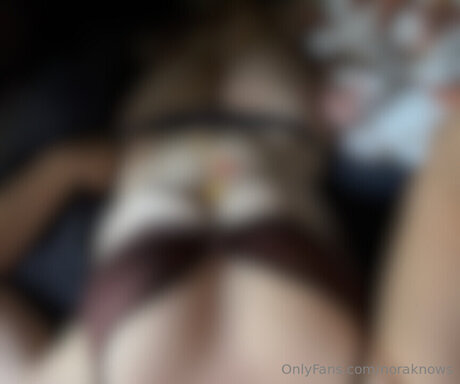 Noraknows erotic model photo