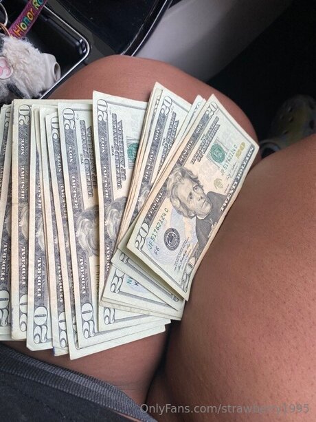 Strawberry1995 erotic model image