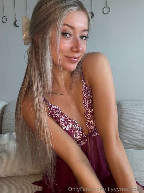 Lilyyymonroee xxx pornstar photo