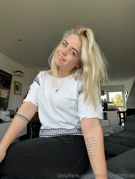 Bellablondofficial porn actress image