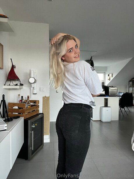 Bellablondofficial hot star pic