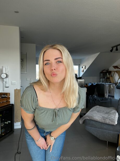 Bellablondofficial pornstar hot images