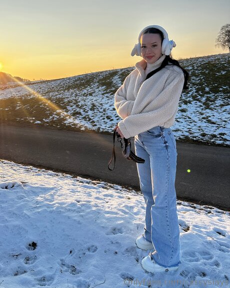 Cassyslays nude model photo