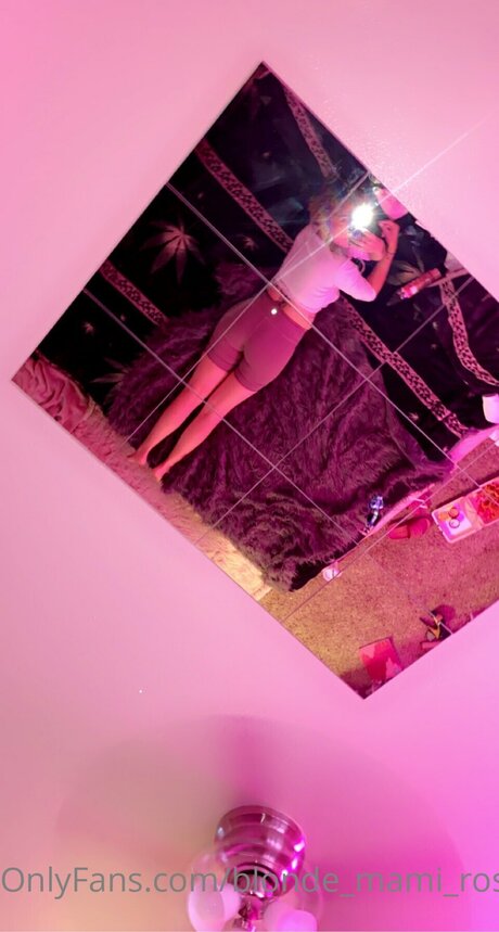 Blonde Mami Rose top star pic