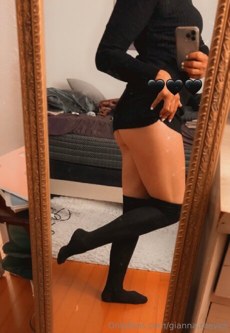 Gianna Reeves sexy star img