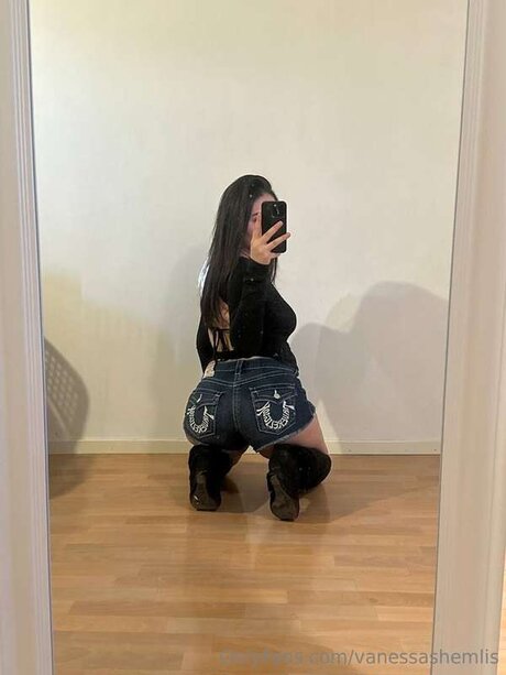 Vanessashemlis star sexy pic
