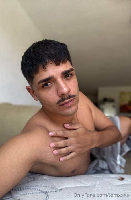 Tomxxxs naked pornstar image