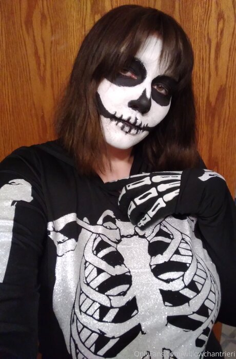 Willowchantrieri model sexy pics