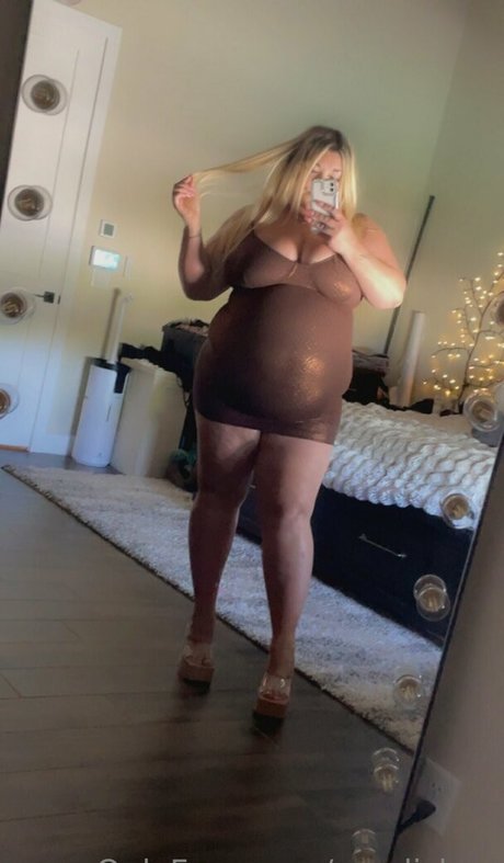 candishea pretty model image