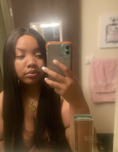 drippinvelvet exclusive actress pic