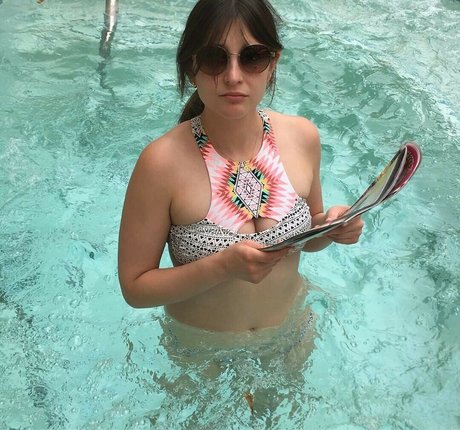 Allison Raskin high quality model pic