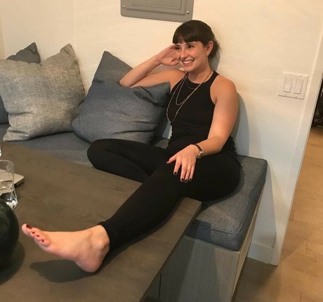 Allison Raskin model pictures