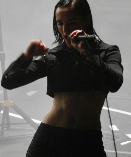 Jehnny Beth art star photos