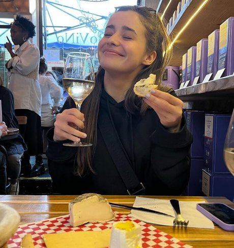 Holly Earl model art pic