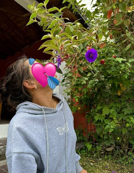 avislovee nice actress photo