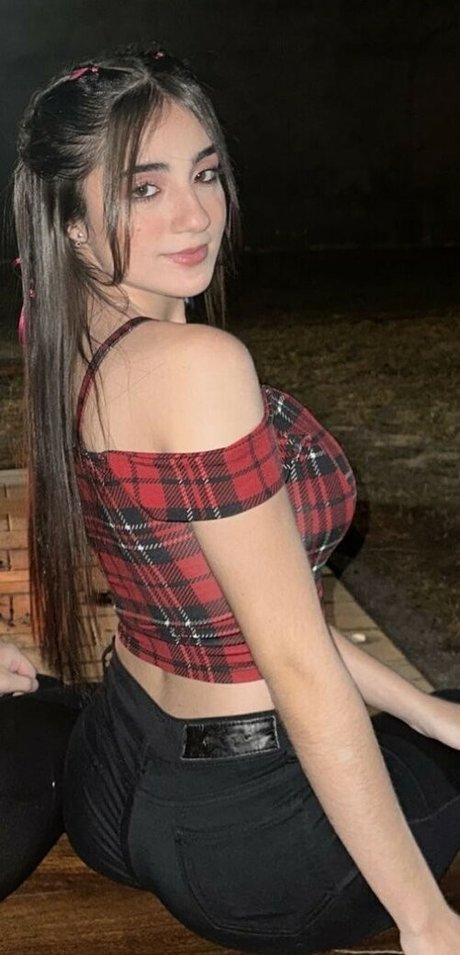 Giholiveiira__ naked actress photos