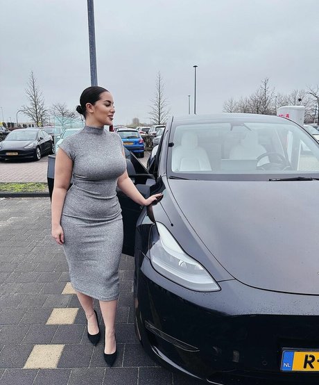 Zina Hadid art actress picture