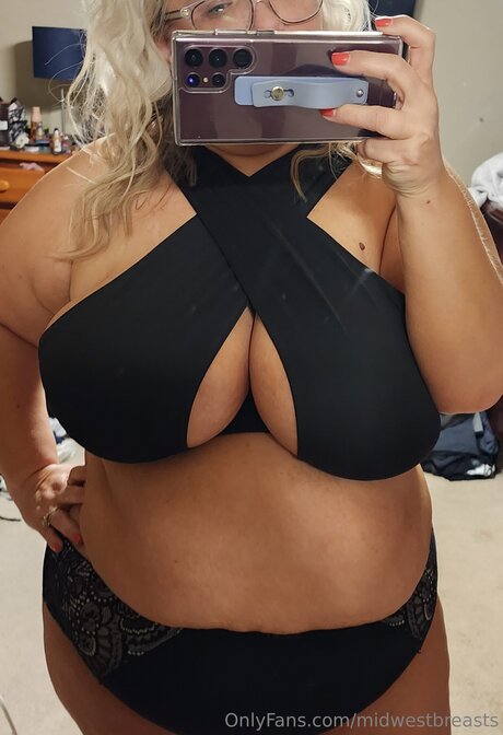 Midwestbreasts free actress galleries