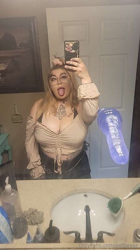 Eviltease nude pornstar img