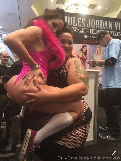 Monikamynx69 free pornstar pictures