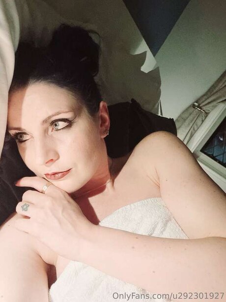 U292301927 xxx model img