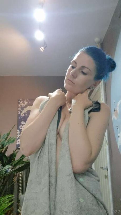 U292301927 nude model img