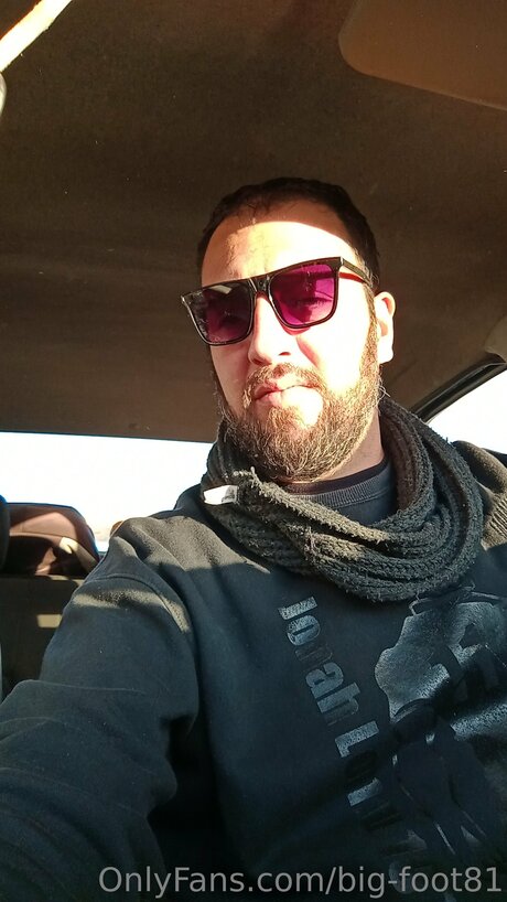 Big Foot81 pornstar top photo