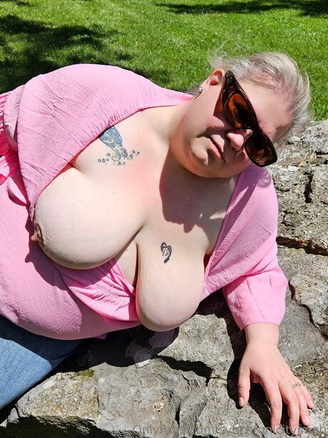 Synchronicityimab model nice pic