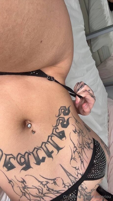 Adeleriou erotic model img