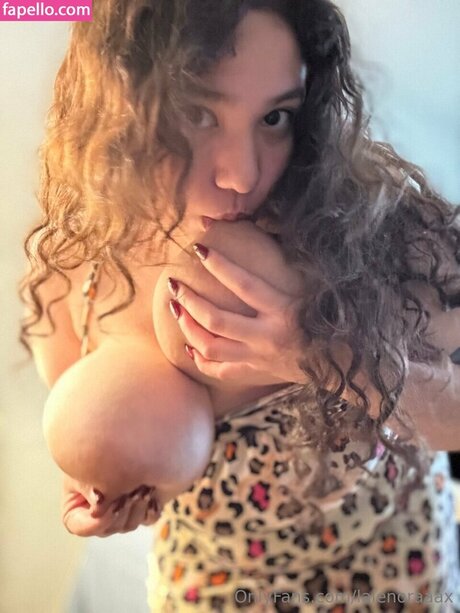 Lalenoraaa model hd images